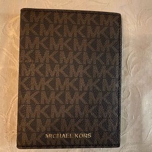 NWT MICHAEL KORS Passport Holder